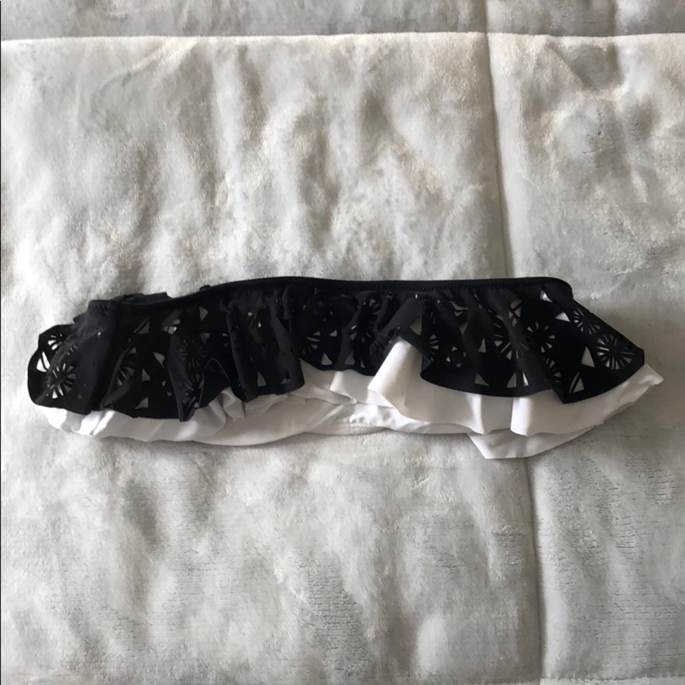 Strapless bikini top (comes with a strap)